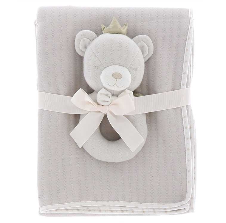 Luxe baby cadeauset beige met flanellen babydeken 100x75 cm en beren rammelaar neutraal kraamcadeau